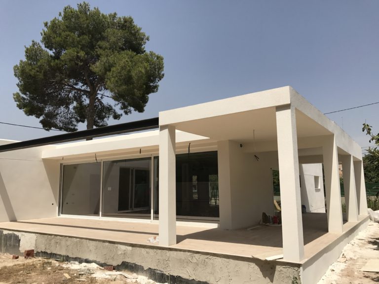 Los sistemas de aluminio de centroalum en un nuevo chalet en Valencia